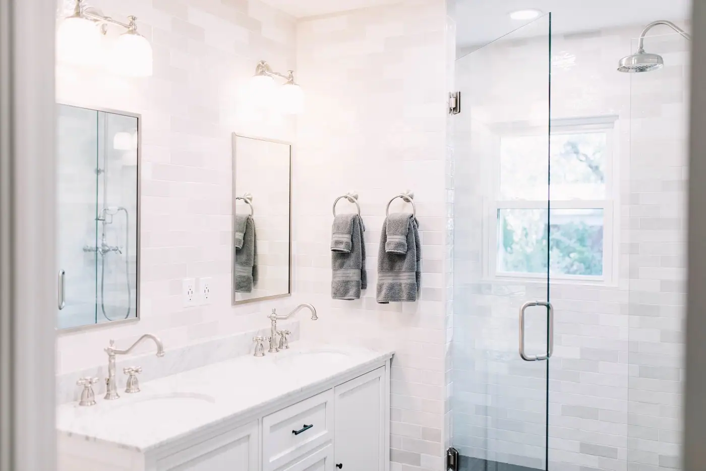 Marble primary bath, interior design by 6th Ave Homes in Arlington Heights