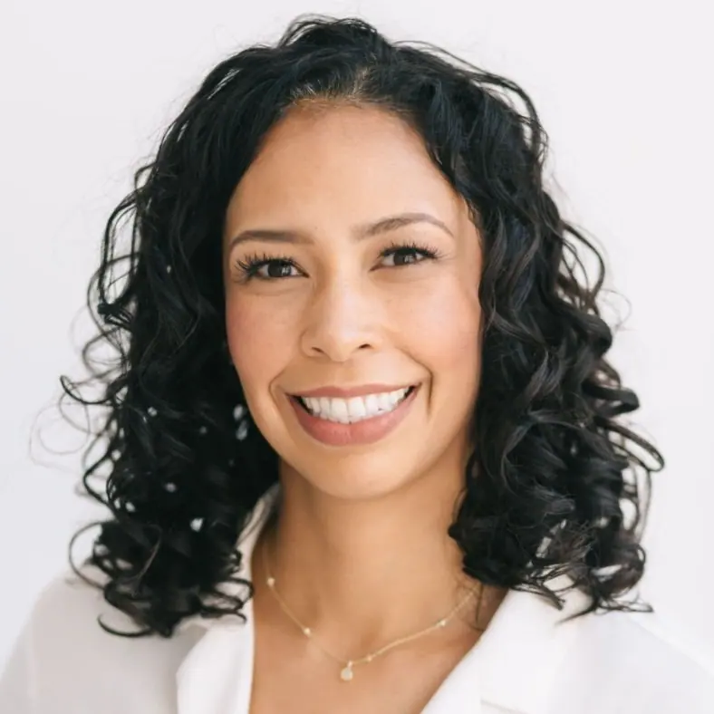 Elizabeth Olivas, Real Estate Agent, 6th Ave Homes